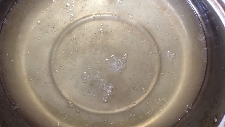 冰粉儿,在泡冰粉籽的水中捏挤包裹冰粉籽的纱布。揉到手感不再滑腻。