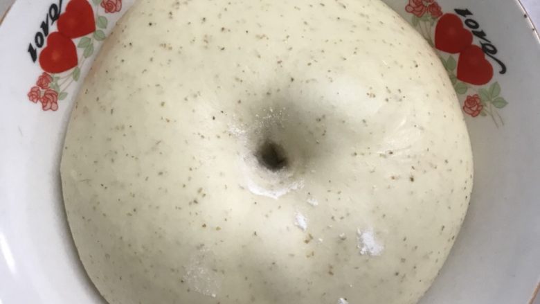 全麦核桃软欧,5发酵二倍大用手指沾面粉戳洞洞口不回缩不塌陷为一发好。