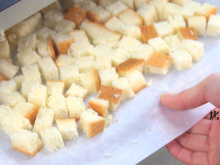 鸡米花,先来做面包糠：吐司切小丁，烤箱中层 150度 10分钟。
>>除了烤，晒干、炒干都可以。