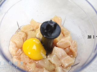鸡米花,鸡肉切丁，加1个鸡蛋一起打成鸡肉泥。