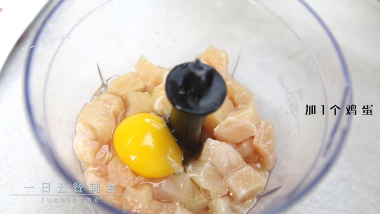 鸡米花,鸡肉切丁，加1个鸡蛋一起打成鸡肉泥。