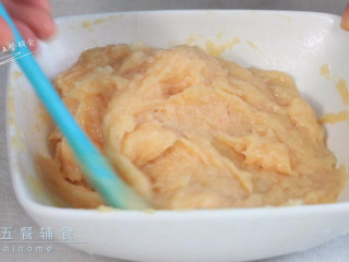 鸡米花,打完后倒出来，一片柠檬汁挤入，搅拌 3分钟。没有加盐，需要的话可以少加点。