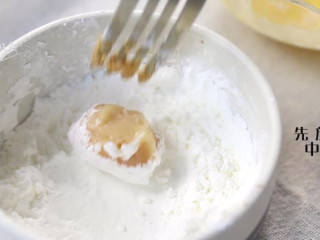 鸡米花,淀粉、蛋液、面包糠依次放好，鸡肉泥稍微搓一搓，依次在淀粉、蛋液、面包糠里滚一圈。
