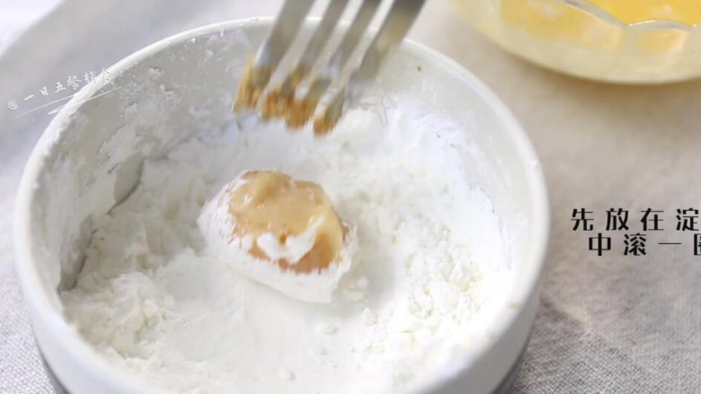 鸡米花,淀粉、蛋液、面包糠依次放好，鸡肉泥稍微搓一搓，依次在淀粉、蛋液、面包糠里滚一圈。