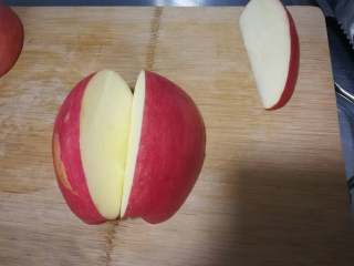 天鹅苹果、花式苹果（2种花式切苹果方法）,取其中一半，切出一个深V形，不要切断。