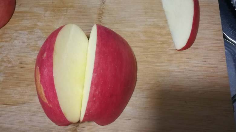 天鹅苹果、花式苹果（2种花式切苹果方法）,取其中一半，切出一个深V形，不要切断。