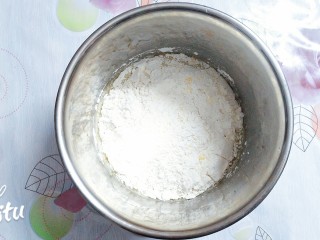 水果抹茶戚风蛋糕,牛奶里加入玉米油搅拌乳化，再加入白糖搅拌均匀，筛入低筋面粉，再加蛋黄搅拌！