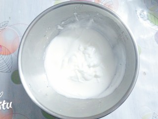 水果抹茶戚风蛋糕,最后放入所剩下的糖，打至九成发即可，提起打蛋器，蛋白霜能立起来成弯钩状就可以了！