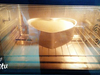 水果抹茶戚风蛋糕,烤箱提前130度预热5分钟，然后把抹茶蛋液入烤箱，上下火130度，烤50分钟即可！