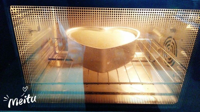 水果抹茶戚风蛋糕,烤箱提前130度预热5分钟，然后把抹茶蛋液入烤箱，上下火130度，烤50分钟即可！