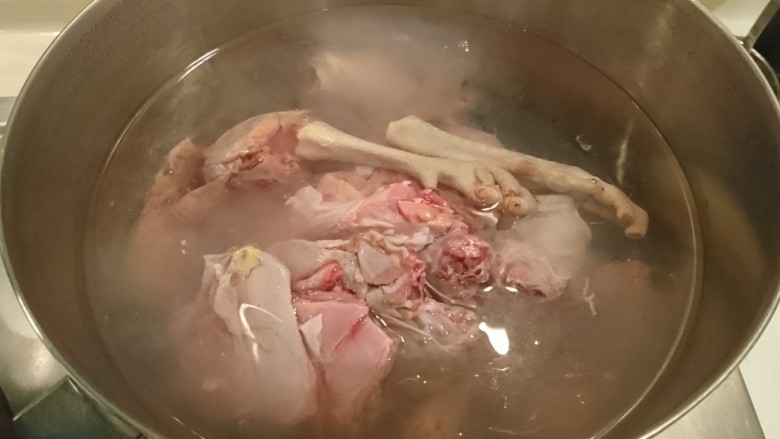 
何首烏紅棗黑豆桂圓淮山雞湯,起一鍋熱水，燙洗生雞肉。