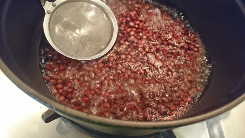 日式紅豆年糕湯,煮開，水面的浮沫用濾網撈掉。