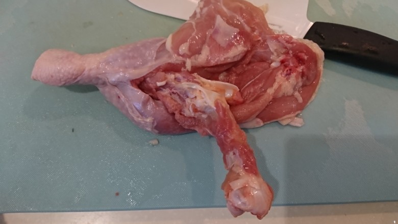 迷迭香烤雞腿,刀尖順著骨頭的走向劃開，再用廚房剪刀將骨頭跟肉分開！