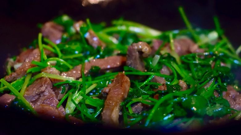 超快手香菜炒牛肉,香菜瘪掉就可以关火了。起锅前尝一尝味道，适当增加调味料。