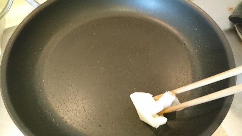豆皮韭菜,平底鍋擦油熱鍋