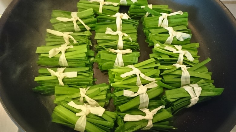 豆皮韭菜,扎好的韭菜豆皮，排進鍋裡慢火煎。