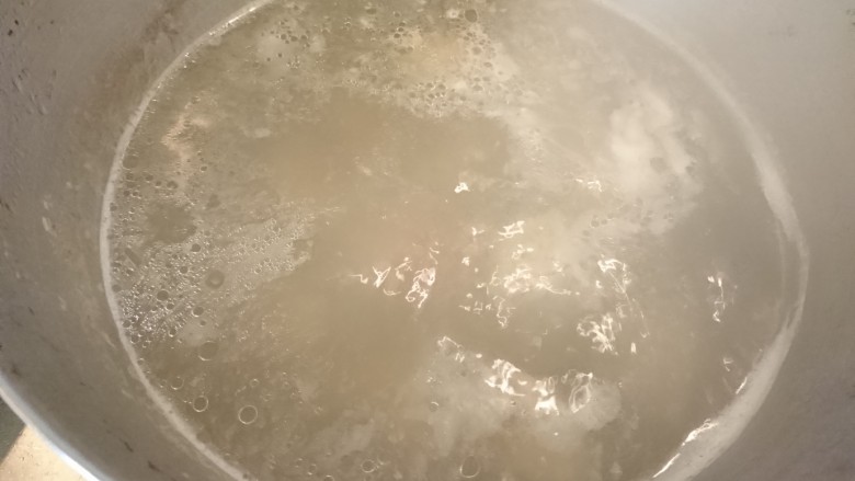 大蝦串佐蔥香汁,待沸騰