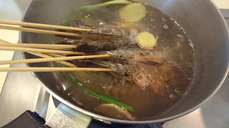 大蝦串佐蔥香汁,大蝦進熱水裡煮熟