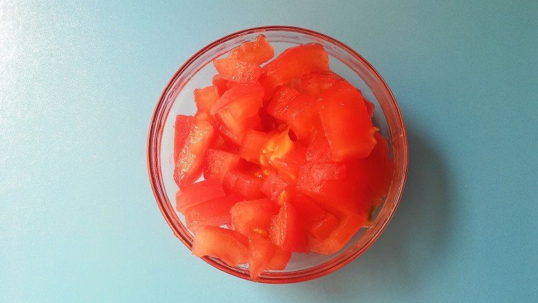 番茄生鱼片汤,再取半个番茄（即70克）切成丁