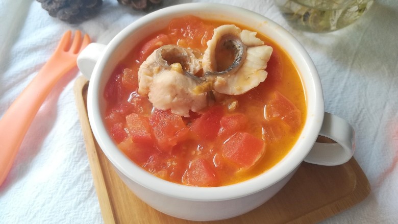 番茄生鱼片汤,出锅即可食用，不用任何调味。汤汁浓郁，香香的，酸酸甜甜的