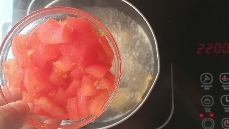 番茄生鱼片汤,再倒入番茄丁煮15-20分钟出汁浓郁