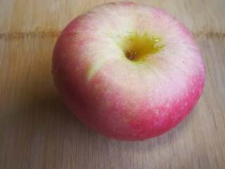 天鹅苹果、花式苹果（2种花式切苹果方法）,准备苹果一个