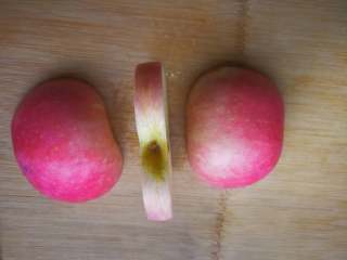 天鹅苹果、花式苹果（2种花式切苹果方法）,中间留核部分，左右对称切两刀