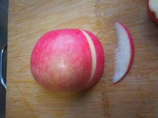 天鹅苹果、花式苹果（2种花式切苹果方法）,取一块从其中一边约1cm位置挖一条槽，不要切到底，把苹果切断。