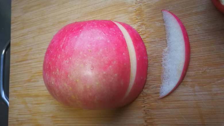 天鹅苹果、花式苹果（2种花式切苹果方法）,取一块从其中一边约1cm位置挖一条槽，不要切到底，把苹果切断。