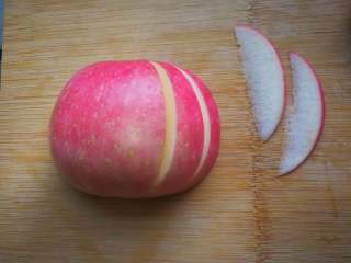 天鹅苹果、花式苹果（2种花式切苹果方法）,隔1cm距离切第2条槽。