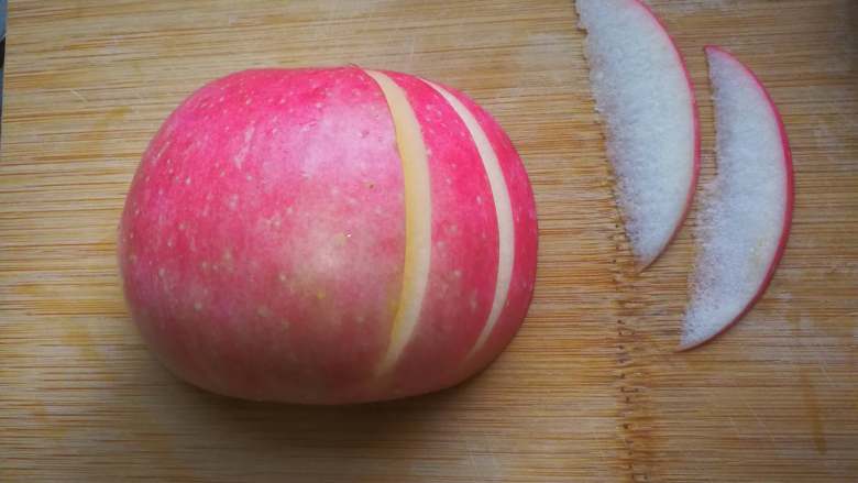 天鹅苹果、花式苹果（2种花式切苹果方法）,隔1cm距离切第2条槽。