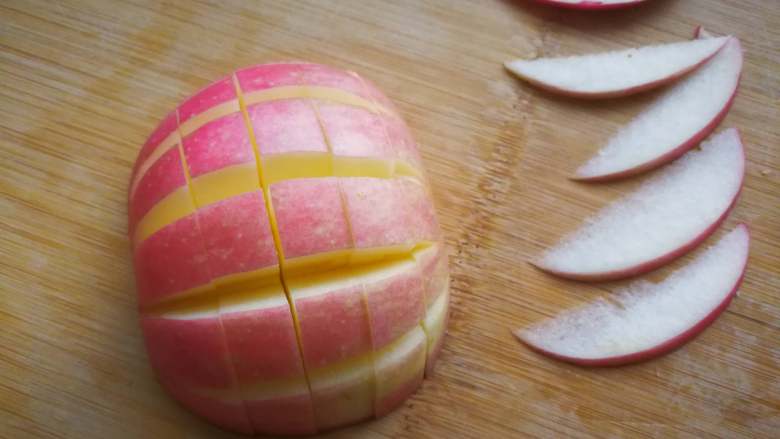天鹅苹果、花式苹果（2种花式切苹果方法）,横着把苹果切几刀，这个是要切断的。切的距离尽量跟槽与槽的距离差不多。