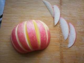 天鹅苹果、花式苹果（2种花式切苹果方法）,同样的方法根据苹果大小挖4-5条槽。