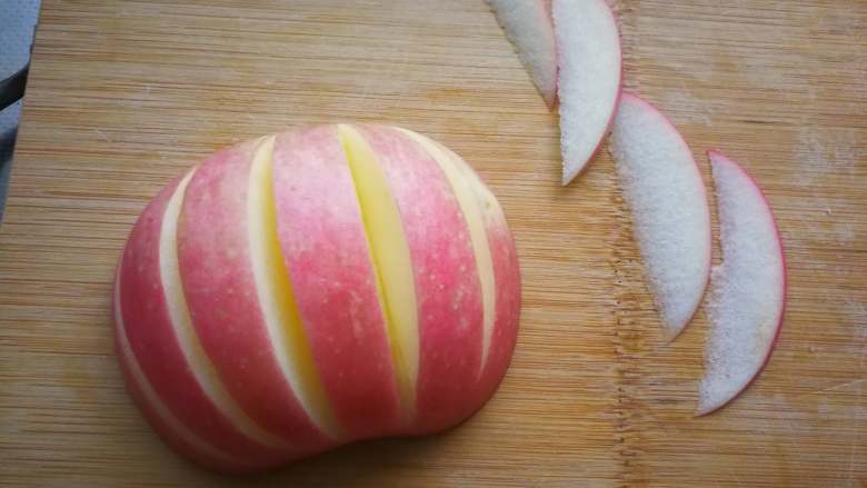 天鹅苹果、花式苹果（2种花式切苹果方法）,同样的方法根据苹果大小挖4-5条槽。