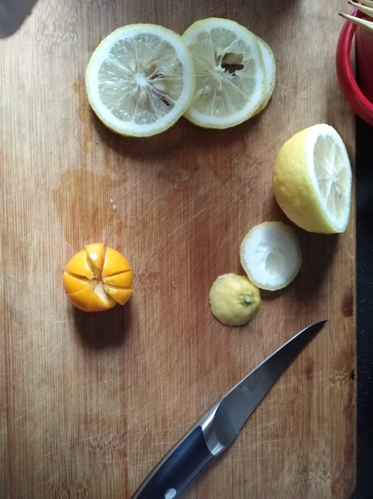 金桔柠檬汁,柠檬切薄片，金桔切花刀(四次对切，不切断)。也可切片。