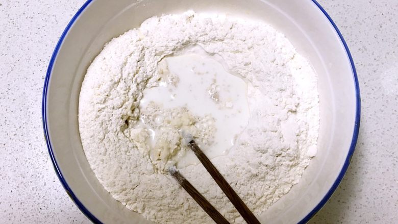 南瓜豆角馒头,加入面粉300克倒入酵母水和面