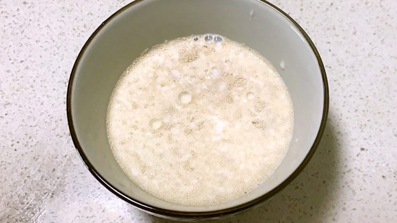 南瓜豆角馒头,酵母3克和白糖5克放入碗里，加入冷水170ml调匀后静止5分钟