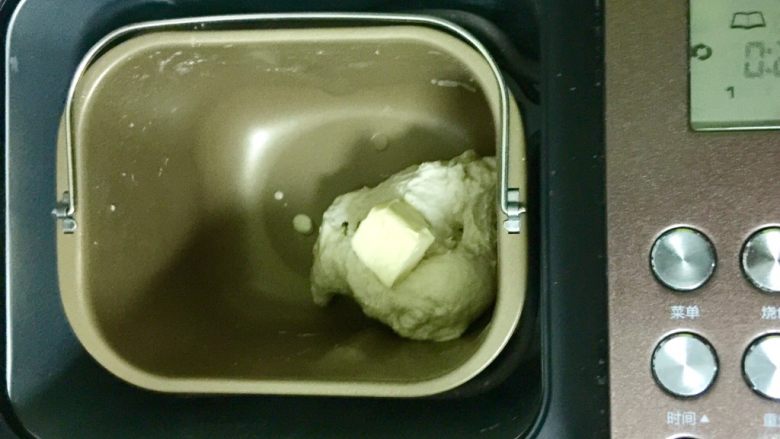 奶黄小餐包,然后加入黄油，继续揉10分钟，至程序结束。