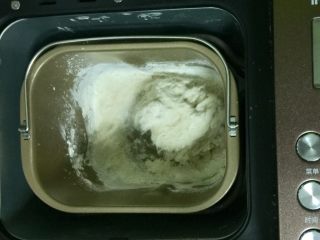 奶黄小餐包,把面包桶卡入面包机，启动imix和面程序，运行10分钟，把食材揉成团。