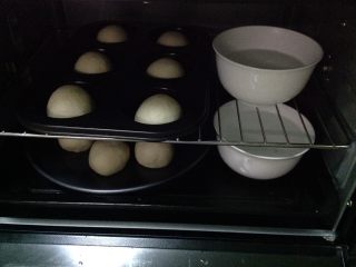 奶黄小餐包,把模具放入烤箱，旁边各放一碗热水，关上烤箱门，进行二次发酵。约30～40分钟。
