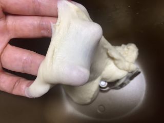 奶黄小餐包,程序结束后，取出面团检视状态，可拉出厚而富有弹性的膜，此款面包不需要出手套膜。