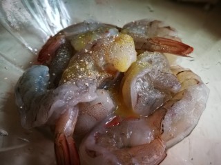 软炸大虾,加入胡椒粉