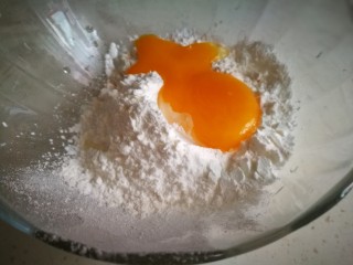 软炸大虾,另一个碗中 放入适量面粉 生粉和一个鸡蛋黄 加清水调成糊