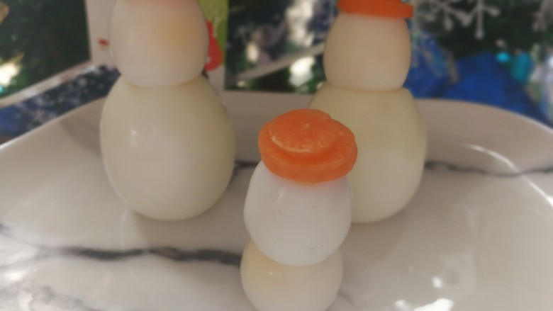 超级简单的圣诞雪人,依次全部组合好，如果要做小的，直接用两个鹌鹑蛋组合就可以了。