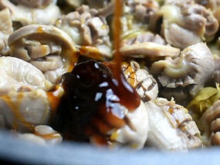 吃鸡+泡椒鸡胗,翻炒均匀，出锅前再倒入一勺蚝油