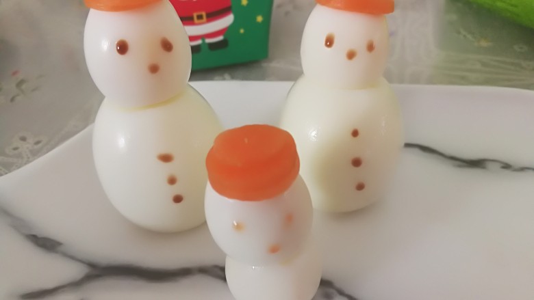 超级简单的圣诞雪人,用牙签把组合好的雪人点上眼睛和嘴巴。