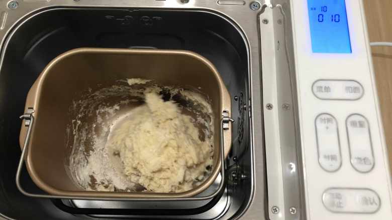 雪糕造型黑豆沙面包,除了油和盐之外，所有材料都投进面包机
启动和面功能选择20分钟