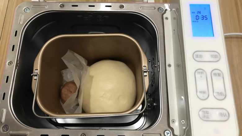 雪糕造型黑豆沙面包,放进面包机启动发酵功能
调至35分钟