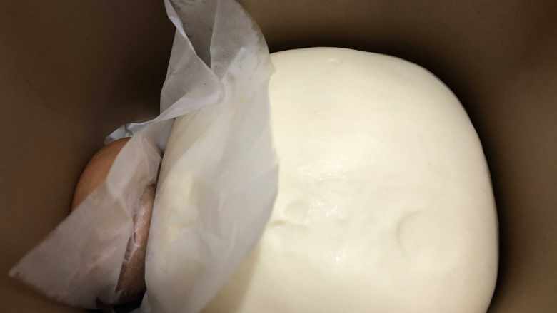 雪糕造型黑豆沙面包,发酵好的面团取出