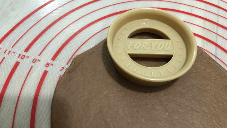 雪糕造型黑豆沙面包,用一个圆的模具压出一个圆的面片